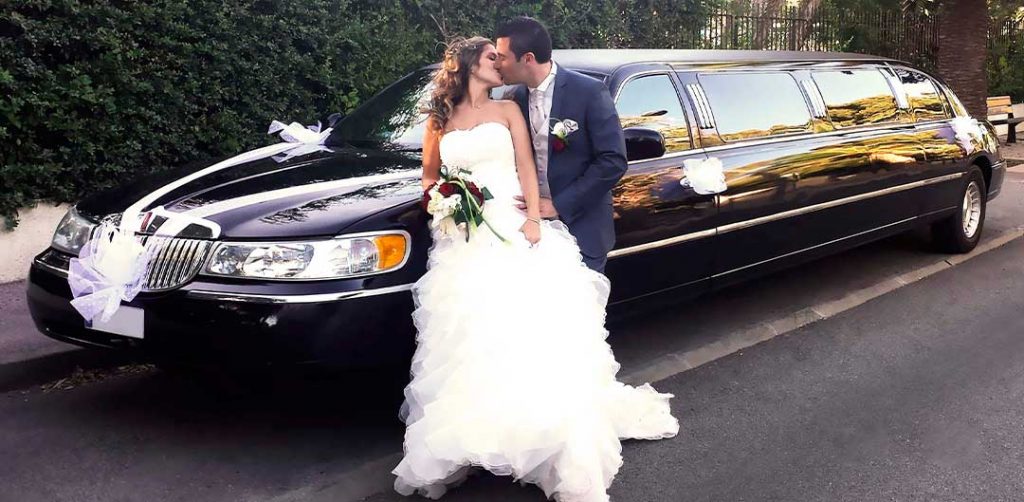 Pareja de boda delante de una Limusina modelo Ford Lincoln 120 